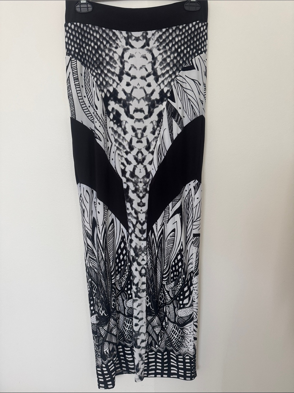 bebe Black and White Graphic Print Maxi Skirt